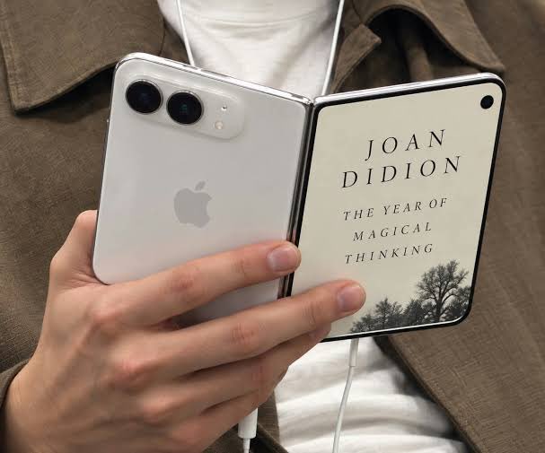 LemonLymancom's tweet photo. the west wing characters and their iphones, a thread 🧵 

1. president bartlet — pre-ordered the iphone duo for reading books and PDFs, only to realize he still prefers physical books https://t.co/vBjs5x9tZm