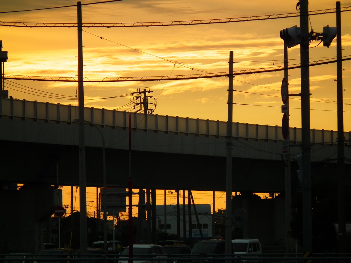 mlit_matukakoku's tweet photo. ２０２６．９．１７（Thu.）
曇り空の向こうに見える夕色に　浮かび上がる
#松山外環状道路空港線　のシルエット
#夕景 https://t.co/hZYHj7VqtQ