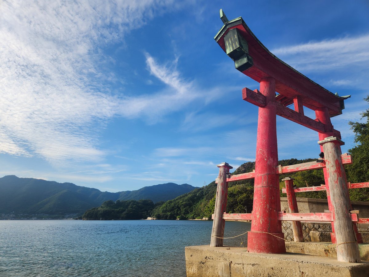 tempranokoromo's tweet photo. 2つ目の浜之浦隧道を抜けるやいなや眼下に海を望む。人影は殆どなく、プライベートビーチのよう。

2枚目以降の鳥居や灯籠は岩子島厳島神社。宮島の厳島神社から分祀しての創建とされている。余談だが、宮島の厳島神社を建立する前に平清盛公がこの島をその候補地として下見に来たという話もある。 https://t.co/FdR9NospVj