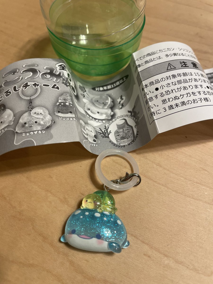 nyago753's tweet photo. 1つの店舗に4台もあるし、なんかポップがテカテカしてないなぁ。でも200円だから！って回しちゃった
騙された気分。
なにこれ？ニセモノ？
#めじるし https://t.co/NEQ7CJlO7N
