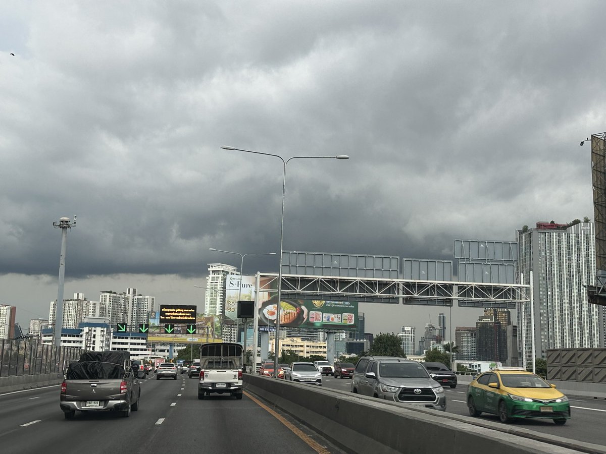 KateZara1098383's tweet photo. มืดมาอีกแล้ว 
ทางด่วนท่าเรือ @js100radio https://t.co/WWiDZbIbpj