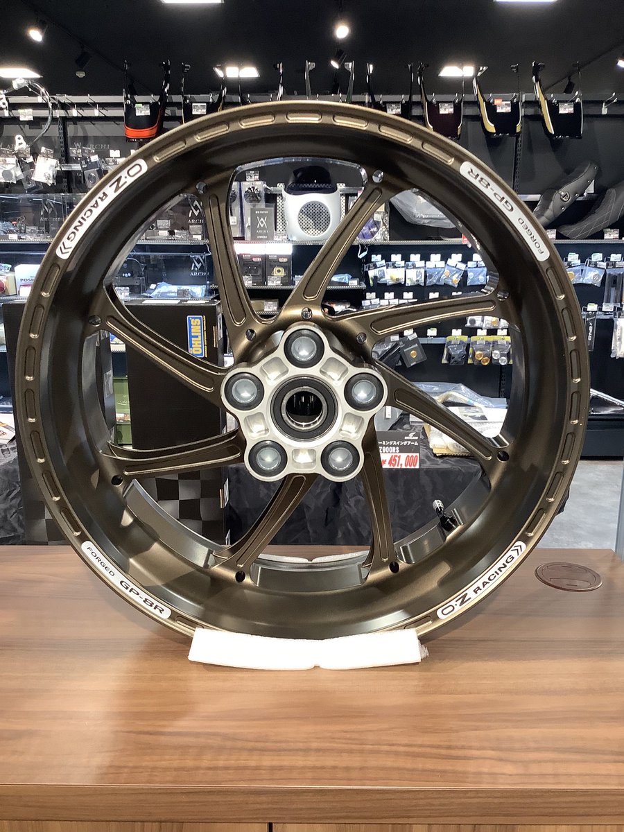 ricolandfukuoka's tweet photo. 【入荷情報】
#ＯＺレーシング より #Z900RS 用ホイール #GP8R 入荷しました‼︎
今までの6本スポークより2本増えた8本スポークですが体感軽くなっております!
下の写真はイメージですが、落ち着いたカラーでとてもカッコいいです‼︎ https://t.co/3h2Xwa5CMa