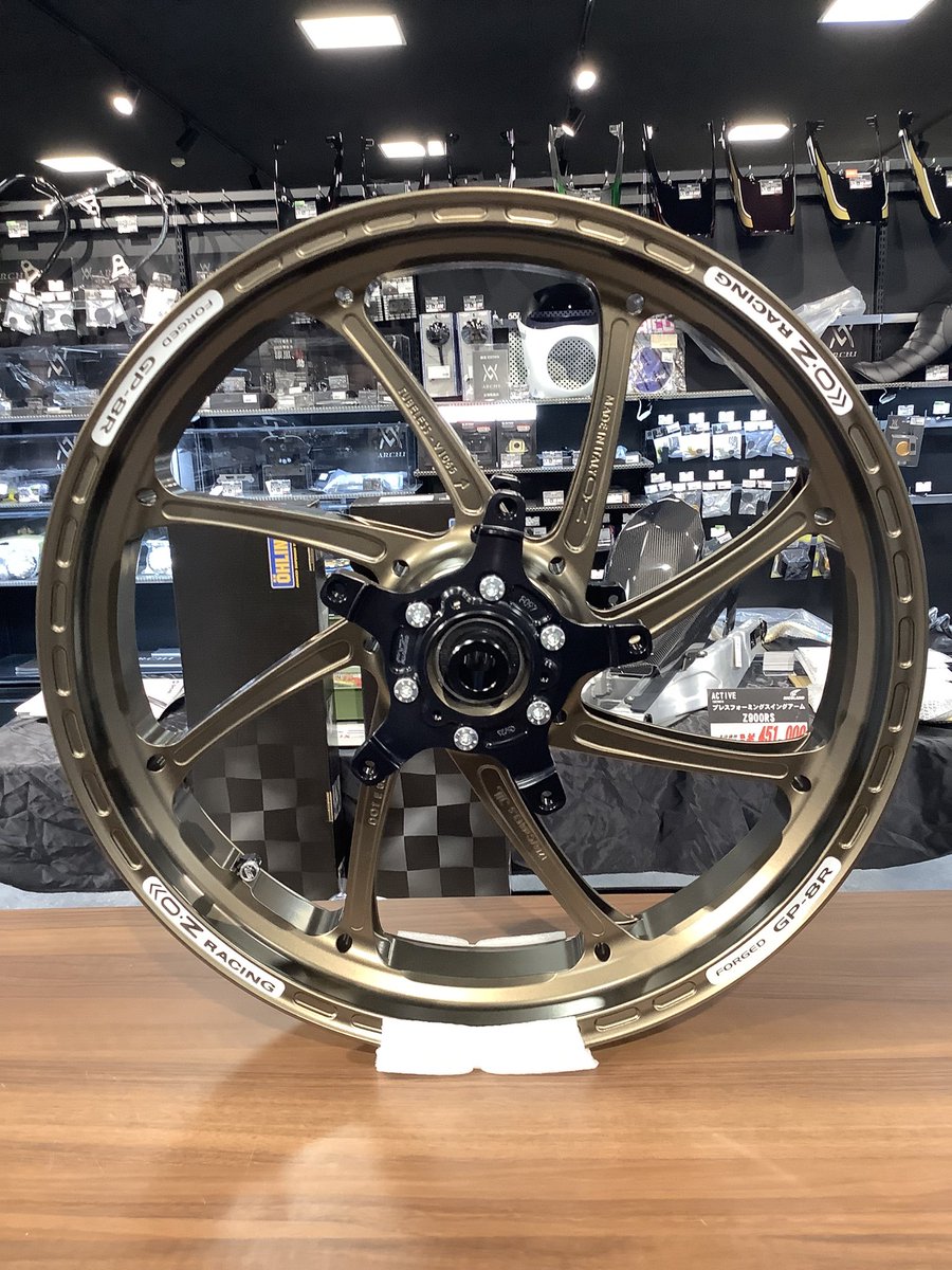 ricolandfukuoka's tweet photo. 【入荷情報】
#ＯＺレーシング より #Z900RS 用ホイール #GP8R 入荷しました‼︎
今までの6本スポークより2本増えた8本スポークですが体感軽くなっております!
下の写真はイメージですが、落ち着いたカラーでとてもカッコいいです‼︎ https://t.co/3h2Xwa5CMa
