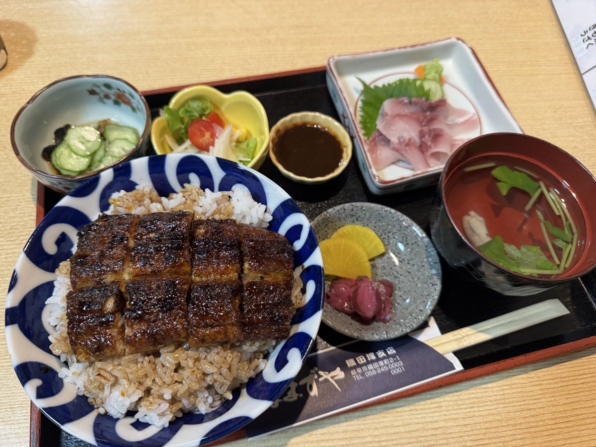 lowvan4's tweet photo. なまずやで鰻定食
鰻は香ばしく、中はフワッとしてて美味
うざくは更に香ばしく美味しい

ホテルに近かったので
おっと、ホテルは調べてはいけない https://t.co/g7Qh1bDBiG