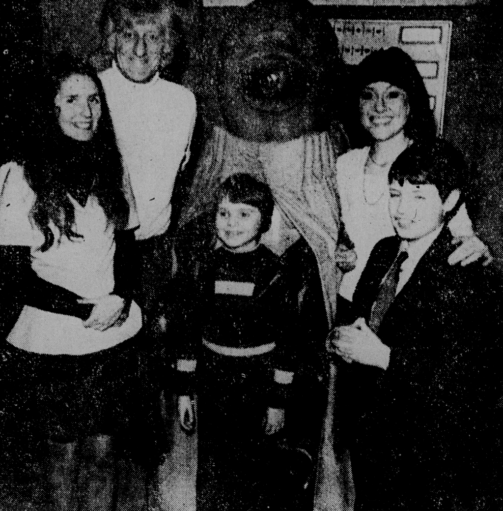 DoctorWhoPix's tweet photo. Jon Pertwee and Elisabeth Sladen with fans and Alpha Centauri #DoctorWho #DrWho https://t.co/lrn7YBBoID
