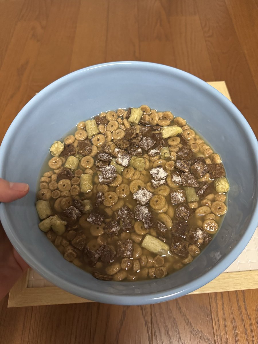 aporo3333's tweet photo. 4歳
水あんまり飲まないタイプのソナは
ずっとふやかしご飯🐶 https://t.co/KOzfEFSsuK