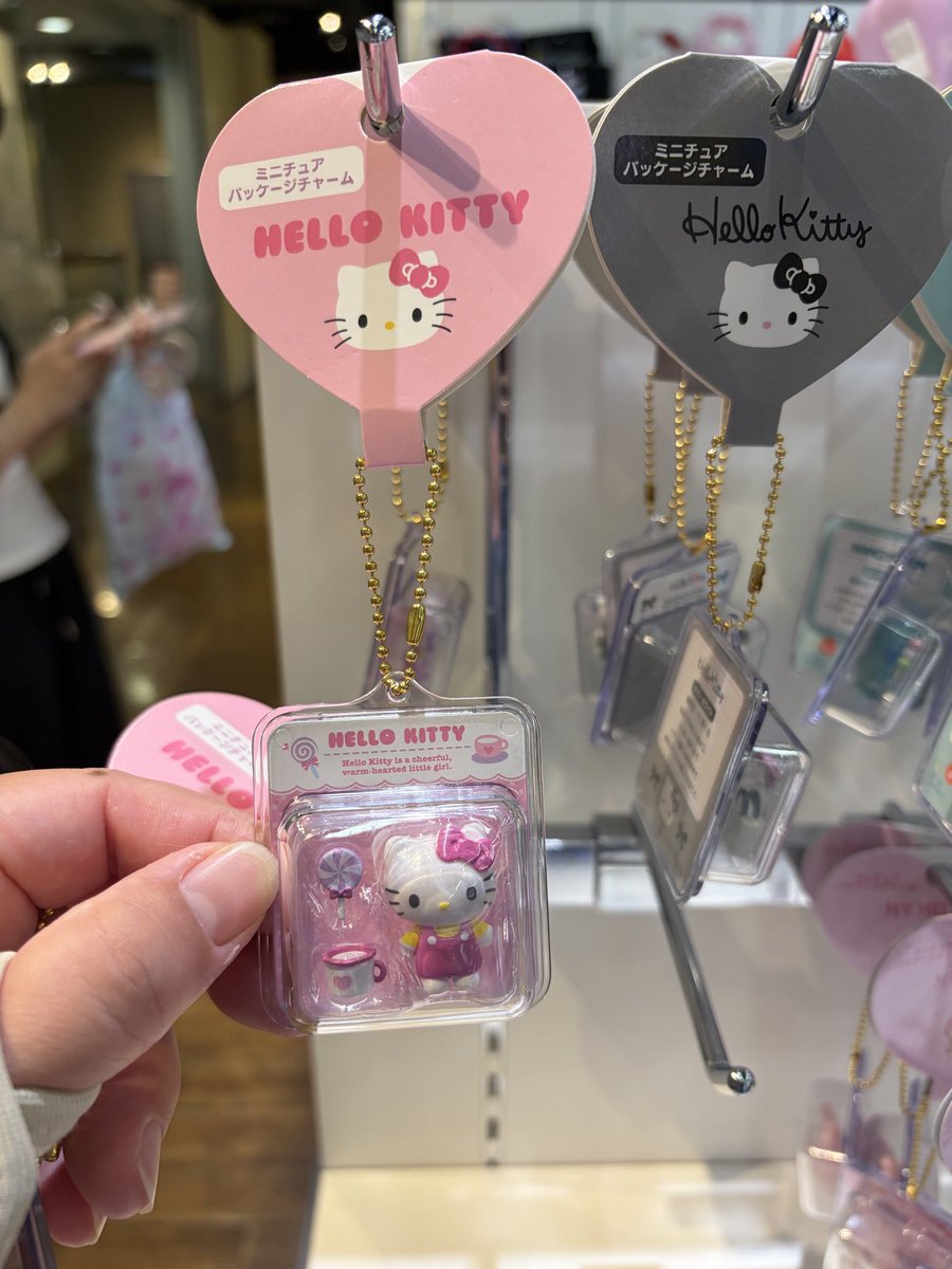 kitty_days_'s tweet photo. 第2弾も無事ゲット✊💖
※腱鞘炎のサポートがお見苦しい限りです😭😭😭
今回は１個だけ☺️☺️☺️☺️ https://t.co/G5WHnMSfPk
