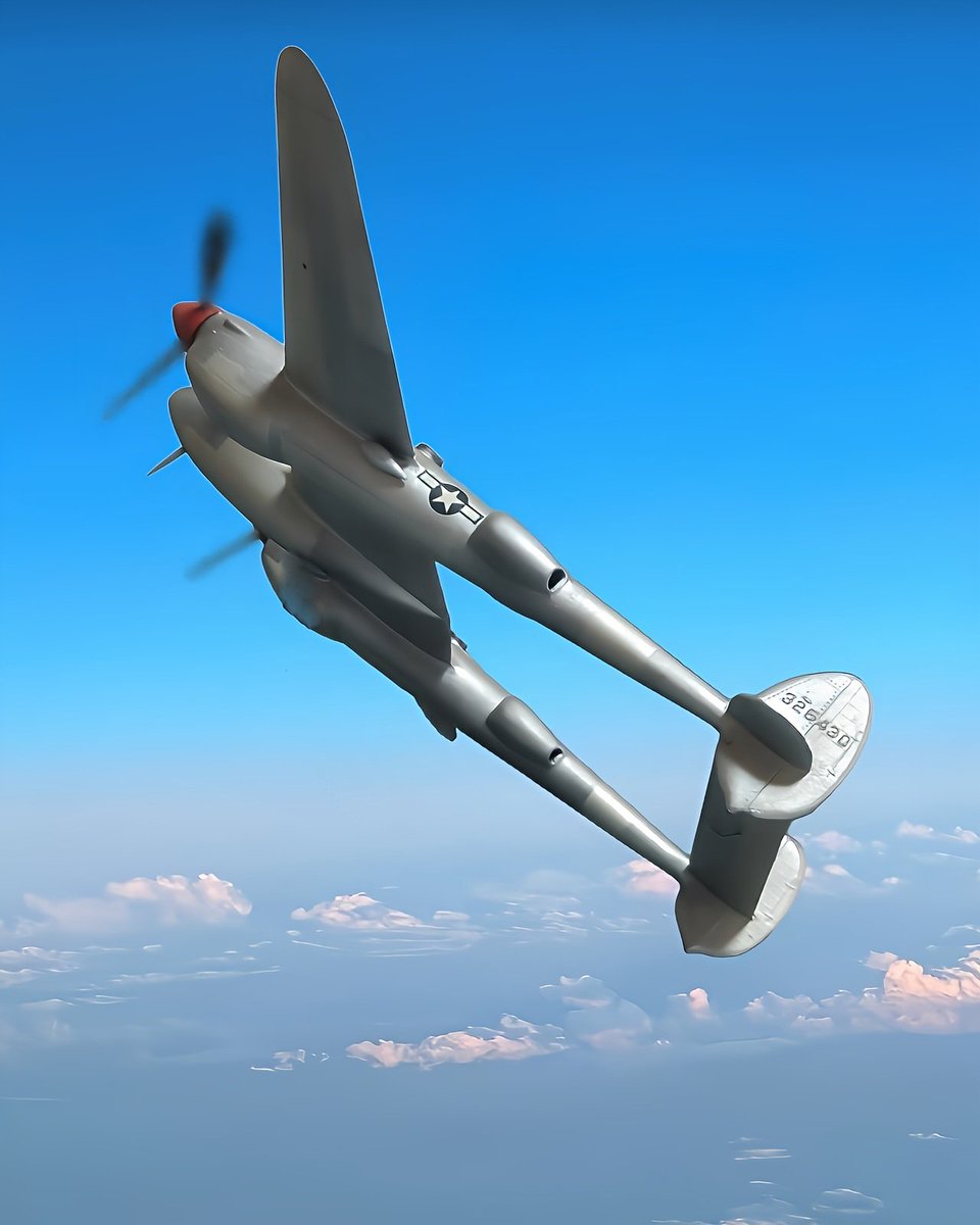 watapapa45's tweet photo. 42年程前のニチモ（旧マルサン製）1/48 ロッキードP-38Lライトニングです。
塗装の練習（シルバー色の塗り分け）がてら作りました。
デジラマ画像を一枚📸 https://t.co/6v47zXjOjI