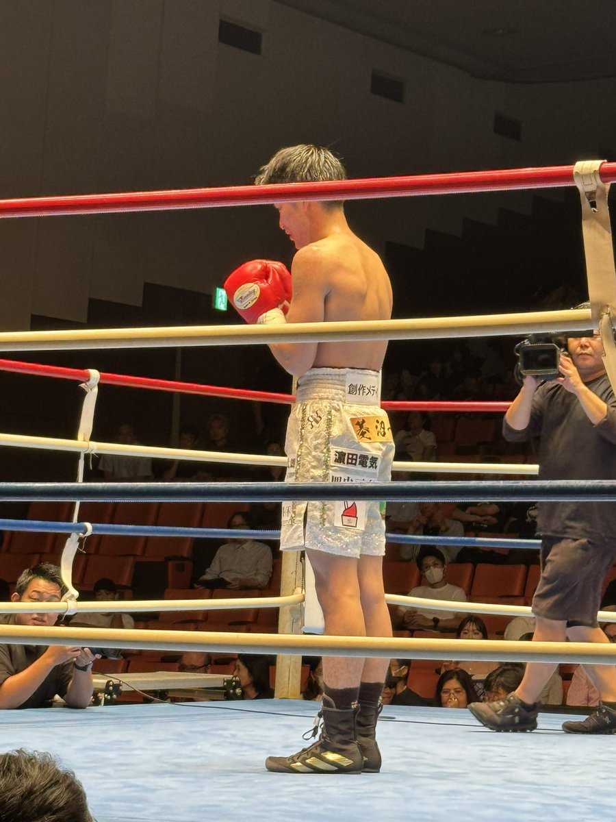urawaboxman0519's tweet photo. 2026年第83回東日本新人王トーナメント準決勝＃1
第5試合バンタム級4回戦は布元寿弥選手（角海老宝石）が（38対37×3）の判定勝利で東日本新人王トーナメント決勝に進出❗️
お互いの応援団が醜い https://t.co/RJWyzbU1n3
