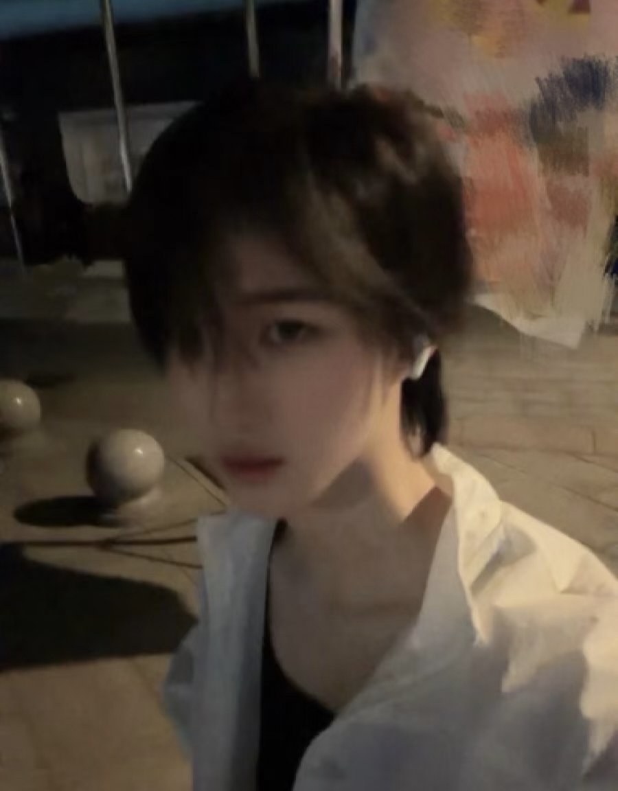 0766ms's tweet photo. 没见过发骚的可以来看黄朔了，他拍完自己不会看吗，是看完还觉得很满意？那他天生就是自己的嬷嬷，站街发这种照片打广告
我真怀疑他在张子墨面前也这样吗，一股子纯欲劲穿上校服能演邻家学姐，春梦要是���张脸张子墨醒了掀开被子就续梦
感觉黄朔就是把张子墨伺候的很好啊，张子墨把黄朔也喂得很饱 https://t.co/JxjVJVR7Ve