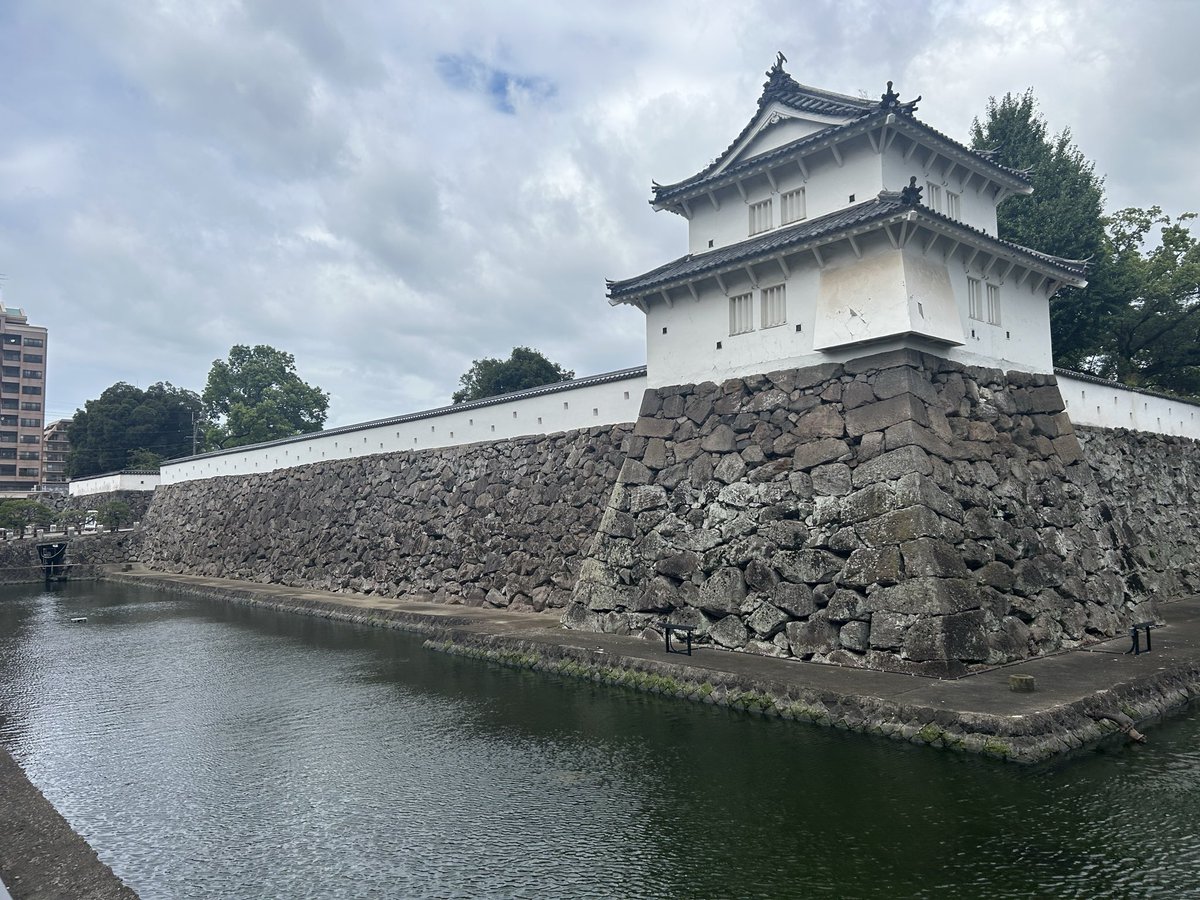 NUYoshidalab's tweet photo. 液晶学会@大分県に参加しました。
みんな頑張りました！！　M2の山岸君が若葉賞（ポスター賞）を受賞しました🎉　口頭発表も行った苦労が報われたのか、普段の闇実験の成果が出たのかは謎です。 https://t.co/hfyOCpSmJF
