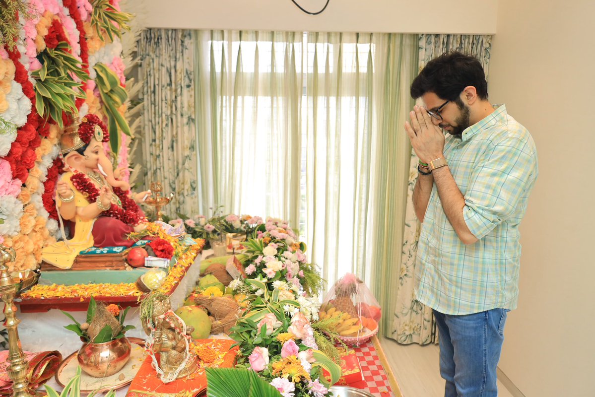 AUThackeray's tweet photo. युवासेना सहसचिव समृद्ध शिर्के ह्यांच्या निवासस्थानी बाप्पाचे दर्शन! https://t.co/Hi9lTV4PNa