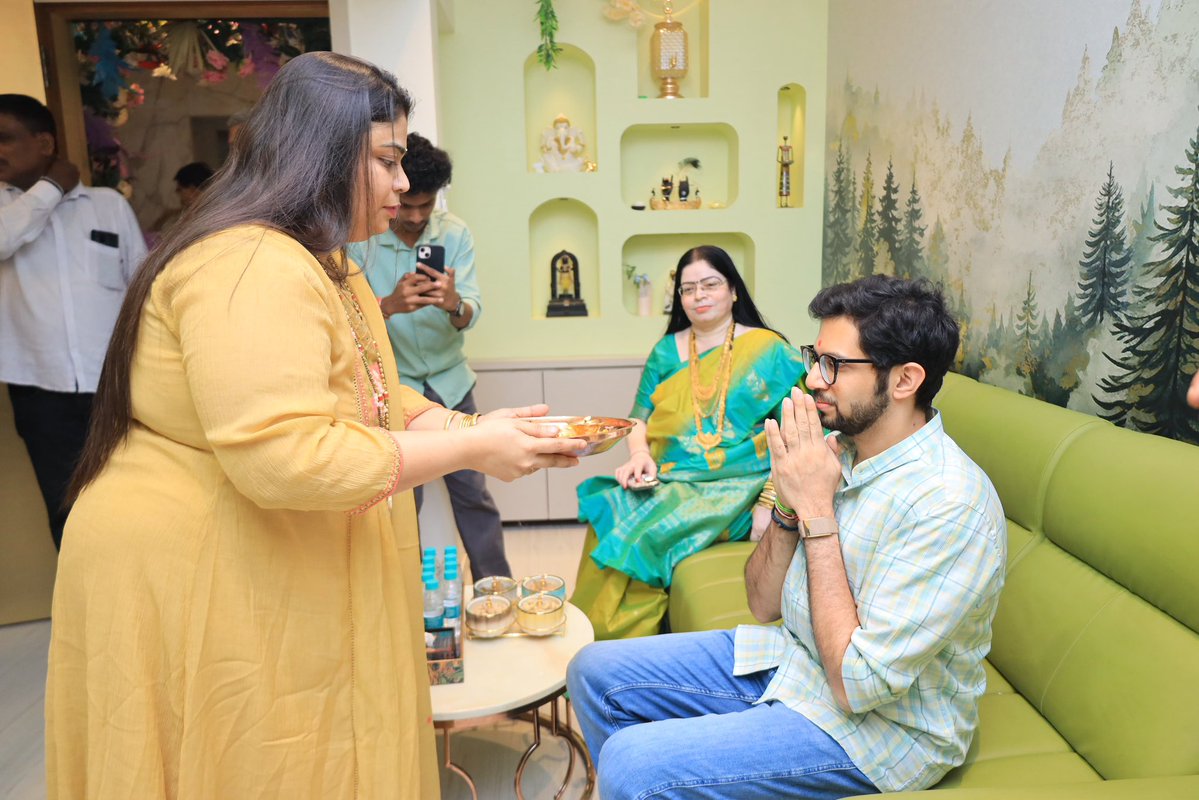 AUThackeray's tweet photo. युवासेना सहसचिव समृद्ध शिर्के ह्यांच्या निवासस्थानी बाप्पाचे दर्शन! https://t.co/Hi9lTV4PNa