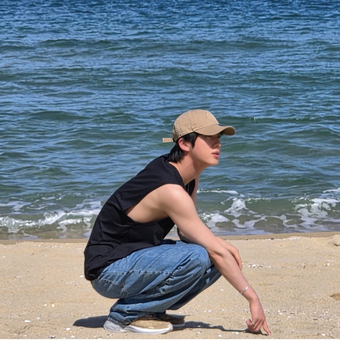 jinniesarchives's tweet photo. JIN SLEEVELESS ON INSTAGRAM! https://t.co/e9UM18t2pB