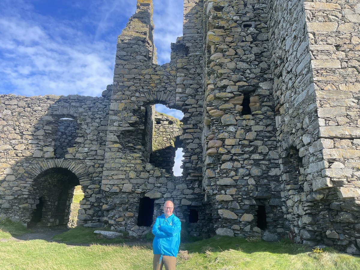 JohnCooperDG's tweet photo. Fine, fresh day in #Portpatrick where - for my money - Dunskey Castle is one of the finest, with its clifftop perch and views to County Down just 14 miles distant. https://t.co/QOA101fV5I