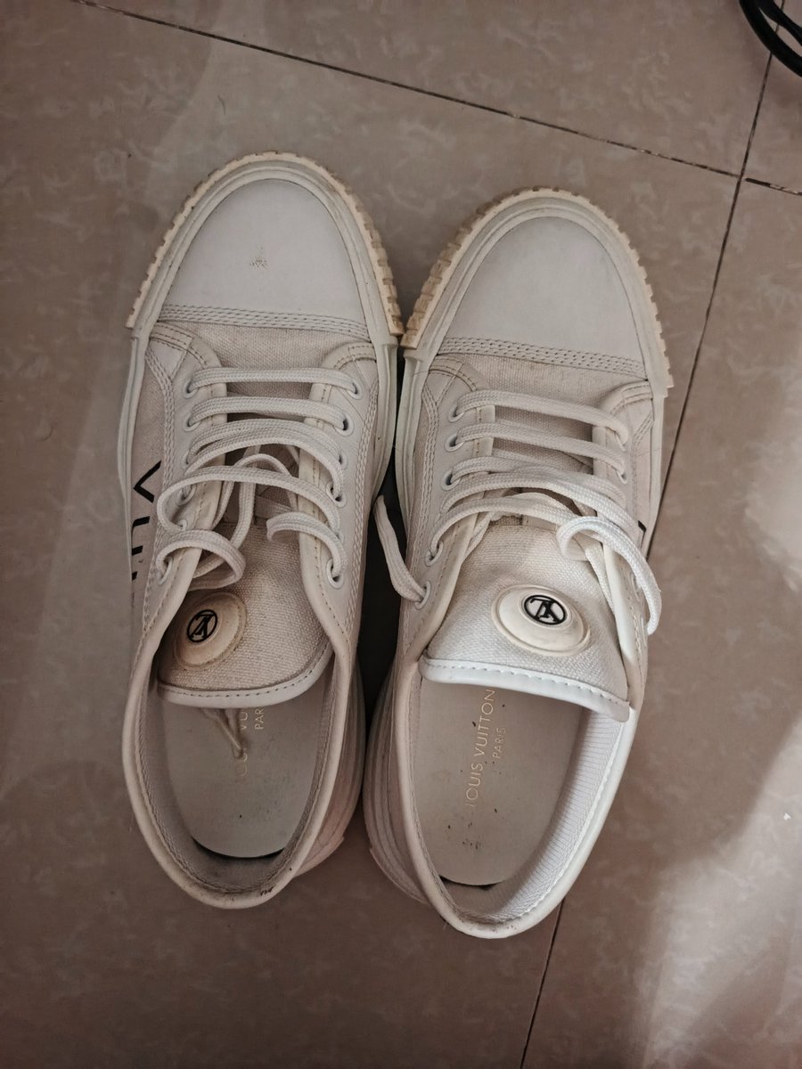 langitsindhu's tweet photo. Mau jual sepatu gini dimana sih? Tak lepas berapapun deh kalo di simpen kasian engk kepake soalnya kebesaran :")  Ada dustbag nya kok https://t.co/HJWsCcENvA