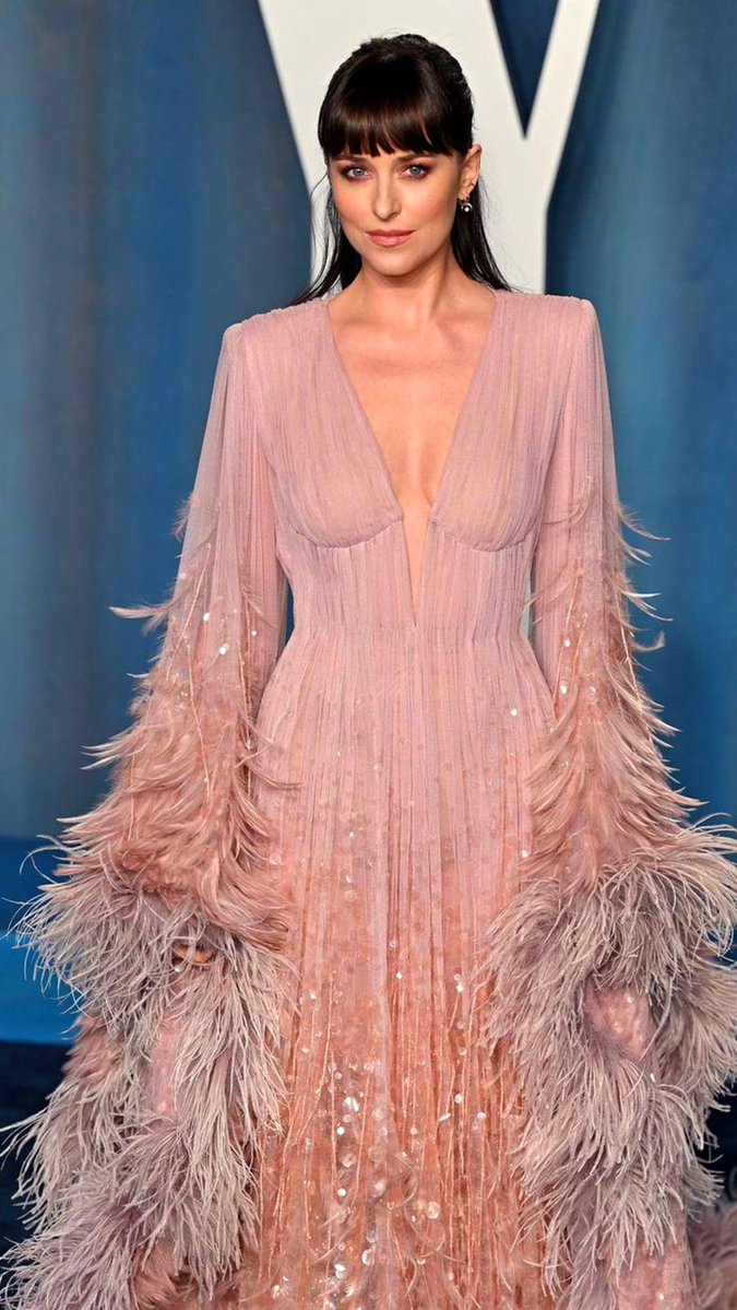 Modernitgirl's tweet photo. #DakotaJohnson wearing #Gucci at the Vanity Fair #Oscars after-party (2022) https://t.co/IVy18gqLlf