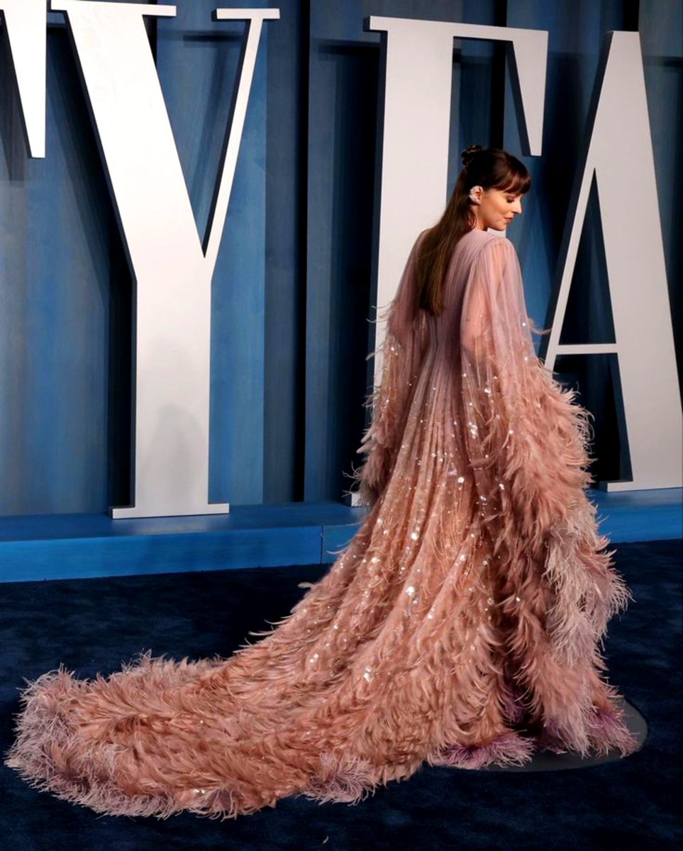 Modernitgirl's tweet photo. #DakotaJohnson wearing #Gucci at the Vanity Fair #Oscars after-party (2022) https://t.co/IVy18gqLlf