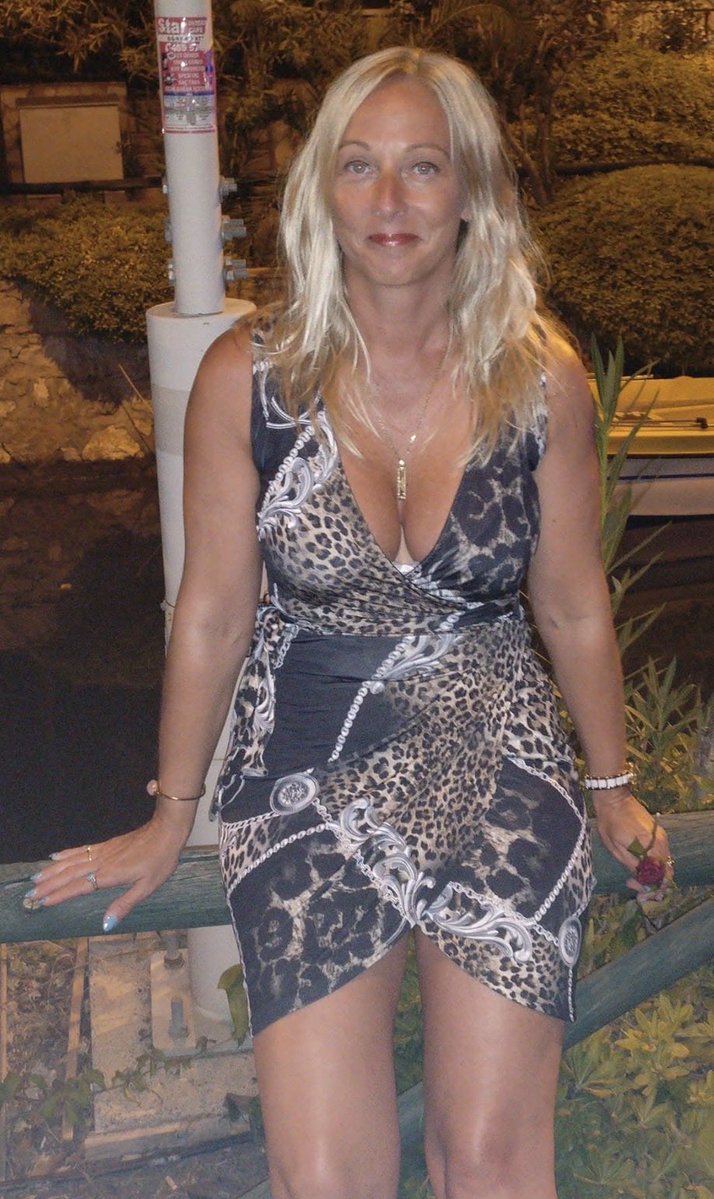 Themeatbeater13's tweet photo. MILF ALERT: what do we think of my mom’s hot friend Michelle? https://t.co/gbSNjTjpjV