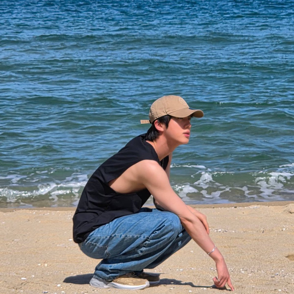 jinniesarchives's tweet photo. IS THIS THIRST TRAP?! WHAT DOES HE WANT FROM ME 😭 https://t.co/inuNIsh3Wb