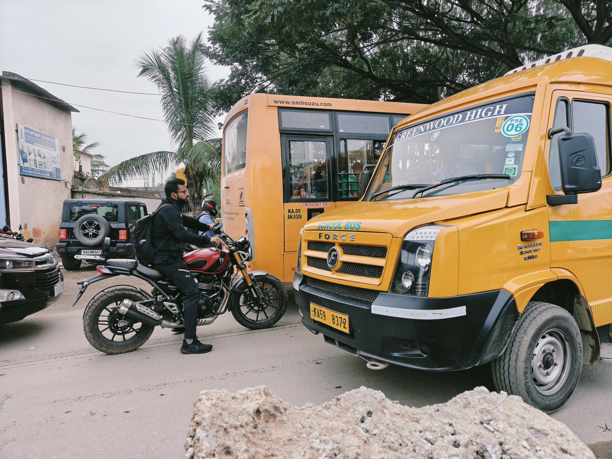 rajudugar's tweet photo. @Greenwood_High @varthurps @RisingVarthur To escape from traffic, your bus is taking wrong side at Gunjur near temple. https://t.co/6YcKstP2FG