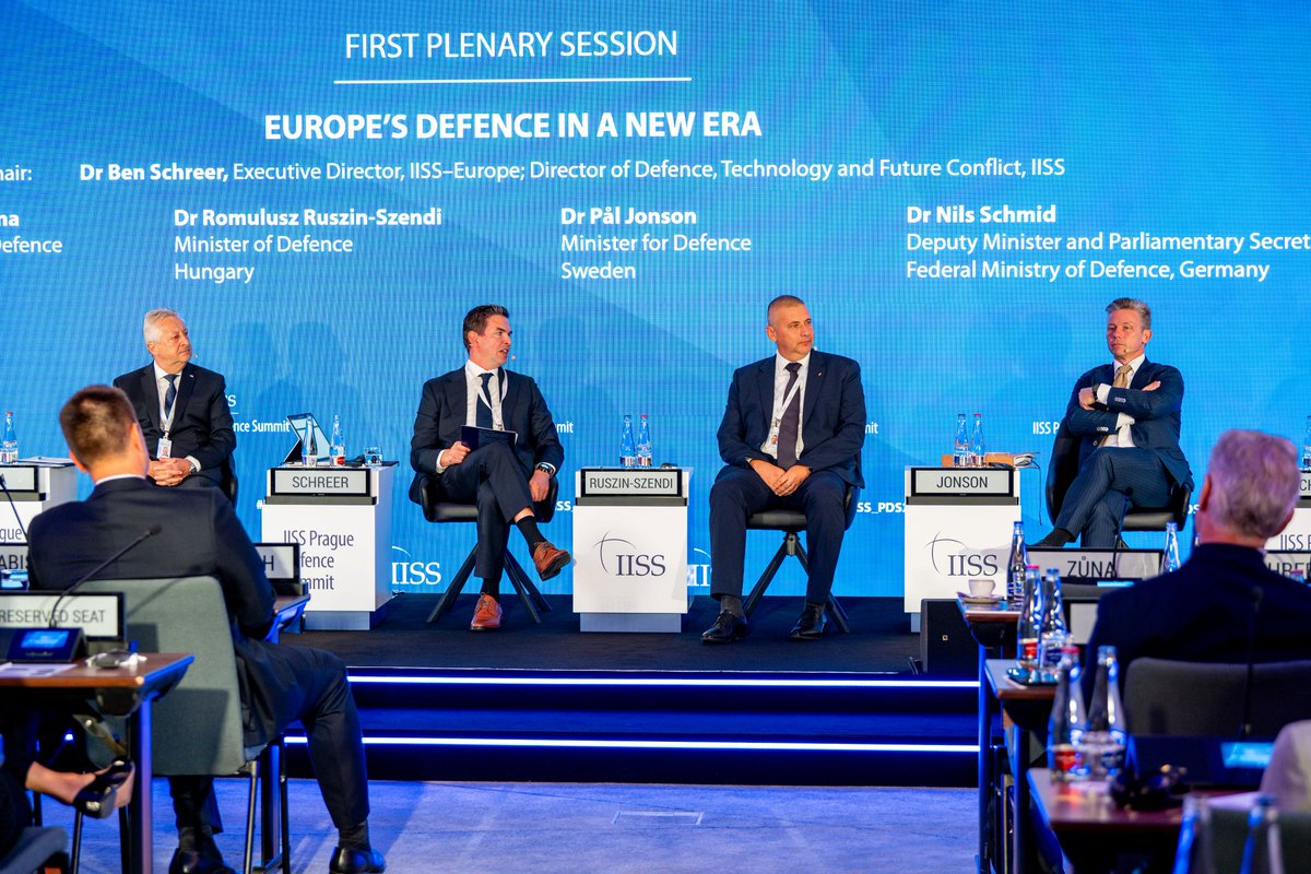 ObranaTweetuje's tweet photo. V Praze se dnes již potřetí koná mezinárodní bezpečnostní a obranná konference Prague Defence Summit, které se účastní významní představitelé NATO a EU. Na fóru vystoupil se svým projevem také ministr obrany Jaromír Zůna. Představil v něm priority resortu obrany.

"Jsme přesvědčeni, že v budoucnu může být vnitřní bezpečnost z řady důvodů stejně důležitá jako bezpečnost vnější. Rovněž věříme, že pokud bude tento systém národní bezpečnosti a všechny jeho složky vzájemně koordinovány a budou spolupracovat, může to nakonec vyvážit i samotnou velikost armády či určitých částí bezpečnostní struktury státu," uvedl ministr.