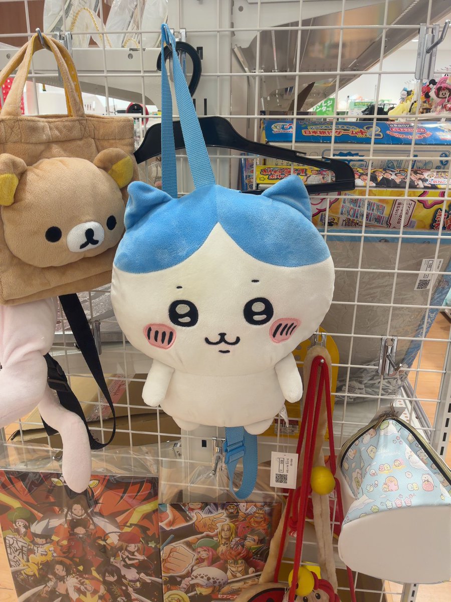 lspr_363's tweet photo. 吊るされて心なしかこけてるハチワレ https://t.co/tvr2oK7zDz