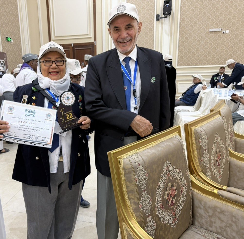 AljamoumScout's tweet photo. @EAlrowad 

️ كلمة حق في رجل المواقف ⚜️

الرائد الكشفي مسفر الغباشي من الرجال الذين تعرفهم المواقف، لا الكلمات؛ حاضرٌ عند الحاجة، مبادرٌ في خدمة الآخرين، ومخلصٌ لرسالته الكشفية والإنسانية.

وتقديره على إشرافه على مبادرة «إنقاذ حياة مسؤولية الجميع» في الملتقى الثالث للرواد العرب بصلالة هو تقدير مستحق لرجل أثبت أن الكشفية عطاء ومسؤولية وموقف.

شكرًا لك يا أبا المواقف، وبارك الله في جهودك وعطائك. ⚜️🇸🇦

الرائدة شادية بنت غزالي جنبي
مدير مكتب رواد ورائدات كشافة الجموم بمنطقة مكة المكرمة
عضو لجنة العلاقات الدولية برابطة رواد الكشافة السعودية

#رواد_الكشافة #كشافة_الجموم #مسفر_الغباشي