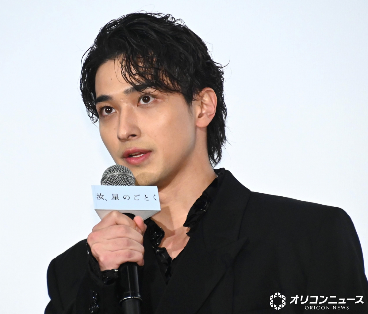 oricon's tweet photo. 横浜流星、藤井道人監督から立ち振る舞いを絶賛👏
落ち着き払ったあいさつを披露✨️

https://t.co/Qkqeo2r1iS https://t.co/veaC7T7XHL