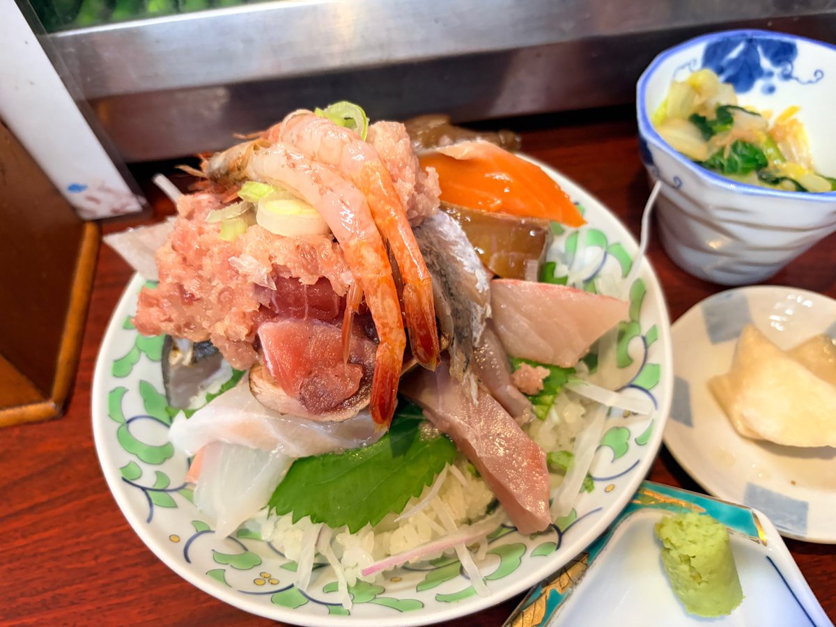 aronoooooo's tweet photo. 🩵喜多亭

まかない丼

まぐろやねぎとろ、ブリ、サーモン、カツオ、甘エビなどなど山盛り。
ご飯が見えないくらい刺身がのってて、ぶつ切りで、厚みもやばーい。
食べても食べても刺身が出てくる🤭
これで1,600円はすごいな✨️

#福井 #グルメ https://t.co/cJmGPZpTus