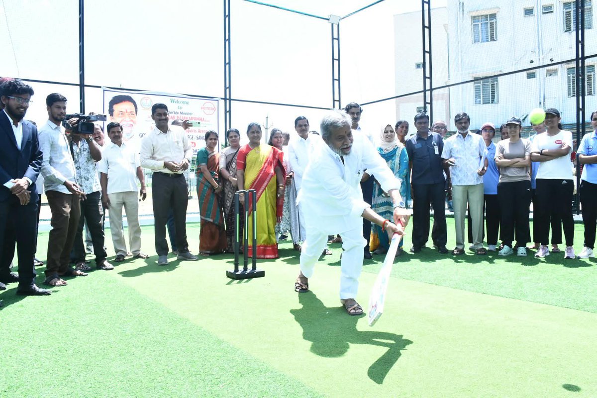 ImJaggaReddy's tweet photo. సంగారెడ్డి ప్రభుత్వ మెడికల్ కాలేజీలో తోషిబా కంపెనీ నిధులతో నిర్మించిన ప్లే గ్రౌండ్ ప్రారంభోత్సవానికి విచ్చేసిన తెలంగాణ ఆరోగ్య శాఖ మంత్రి శ్రీ దామోదర రాజనరసింహ గారు.. 
పాల్గొన్న టీపీసీసీ వర్కింగ్ ప్రెసిడెంట్ జగ్గారెడ్డి
#Jaggareddy #DamodaraRajaNarasimha https://t.co/9EaXgs0kxo