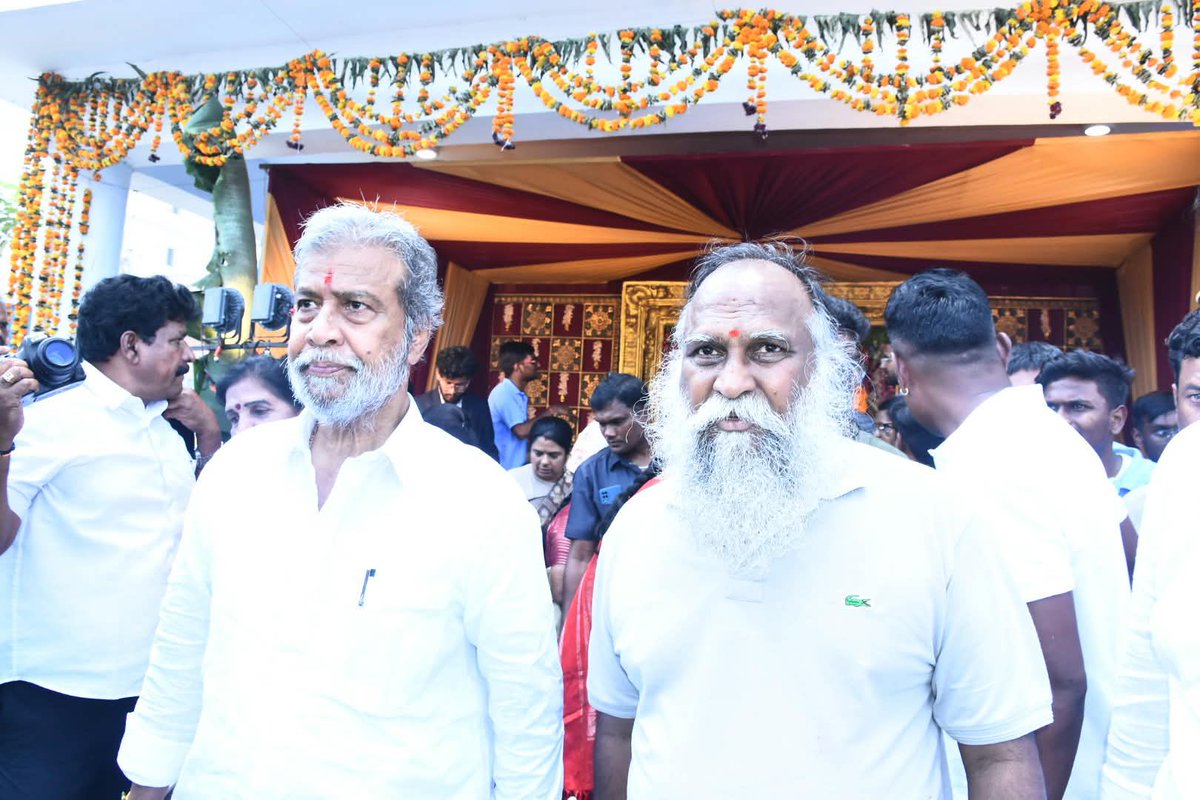 ImJaggaReddy's tweet photo. సంగారెడ్డి ప్రభుత్వ మెడికల్ కాలేజీలో తోషిబా కంపెనీ నిధులతో నిర్మించిన ప్లే గ్రౌండ్ ప్రారంభోత్సవానికి విచ్చేసిన తెలంగాణ ఆరోగ్య శాఖ మంత్రి శ్రీ దామోదర రాజనరసింహ గారు.. 
పాల్గొన్న టీపీసీసీ వర్కింగ్ ప్రెసిడెంట్ జగ్గారెడ్డి
#Jaggareddy #DamodaraRajaNarasimha https://t.co/9EaXgs0kxo