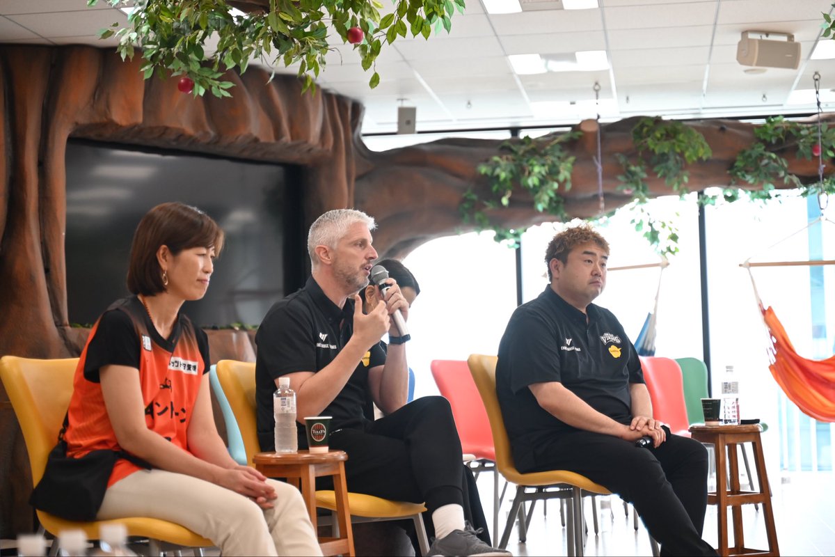 orangevikings's tweet photo. ◤サイボウズ東京オフィス訪問🍊◢

本日、選手とチームスタッフ全員で
サイボウズ東京オフィスを訪問し、特別交流イベントを開催しました✨✨

質問会では、事前に集めた質問に選手やスタッフが直接お答えさせてもらいました🙋‍♀️
抽選会や写真撮影会も大盛り上がり！
素敵な時間を過ごさせてもらいました🌟

後半の特別対談では、マヌエルHC × 西井GM × 中根社長による「チームづくりとは何か」をテーマとしたトークや「kintone×スポーツDX」の実例紹介も行いました！

サイボウズ東京オフィスの皆さま、
温かい歓迎と熱いお時間を本当にありがとうございました‼️

#愛媛オレンジバイキングス
#バイクス
#もっと沸く
#サイボウズ ＠cybozu