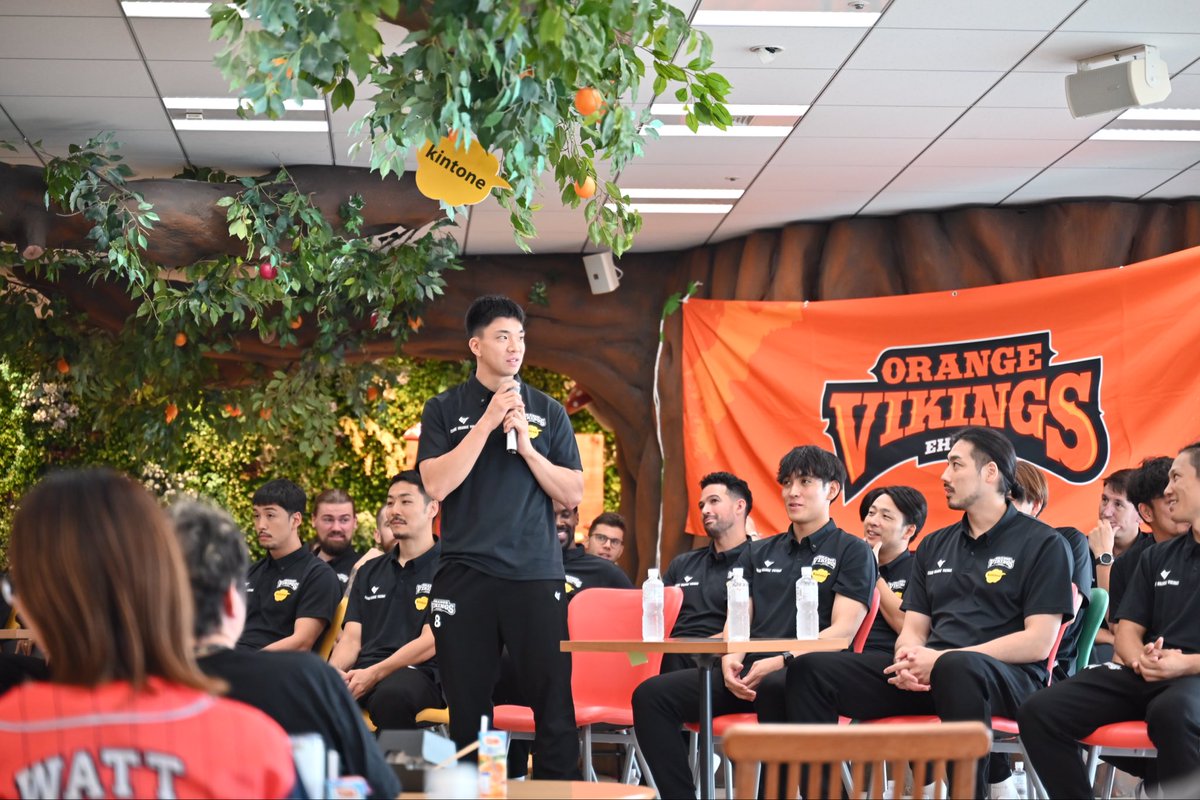 orangevikings's tweet photo. ◤サイボウズ東京オフィス訪問🍊◢

本日、選手とチームスタッフ全員で
サイボウズ東京オフィスを訪問し、特別交流イベントを開催しました✨✨

質問会では、事前に集めた質問に選手やスタッフが直接お答えさせてもらいました🙋‍♀️
抽選会や写真撮影会も大盛り上がり！
素敵な時間を過ごさせてもらいました🌟

後半の特別対談では、マヌエルHC × 西井GM × 中根社長による「チームづくりとは何か」をテーマとしたトークや「kintone×スポーツDX」の実例紹介も行いました！

サイボウズ東京オフィスの皆さま、
温かい歓迎と熱いお時間を本当にありがとうございました‼️

#愛媛オレンジバイキングス
#バイクス
#もっと沸く
#サイボウズ ＠cybozu