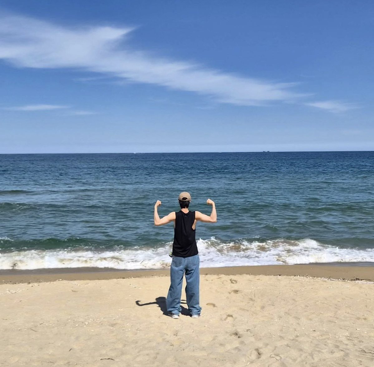 jinspacelatam's tweet photo. 📸 Jin en Instagram 

Un hombre guapo y musculoso disfrutando su tiempo en la playa 🏝️ vamos a darle like y compartir su publicación.

 #방탄소년단진 #진 #BTSJIN #JIN https://t.co/uoAUz9UZfC