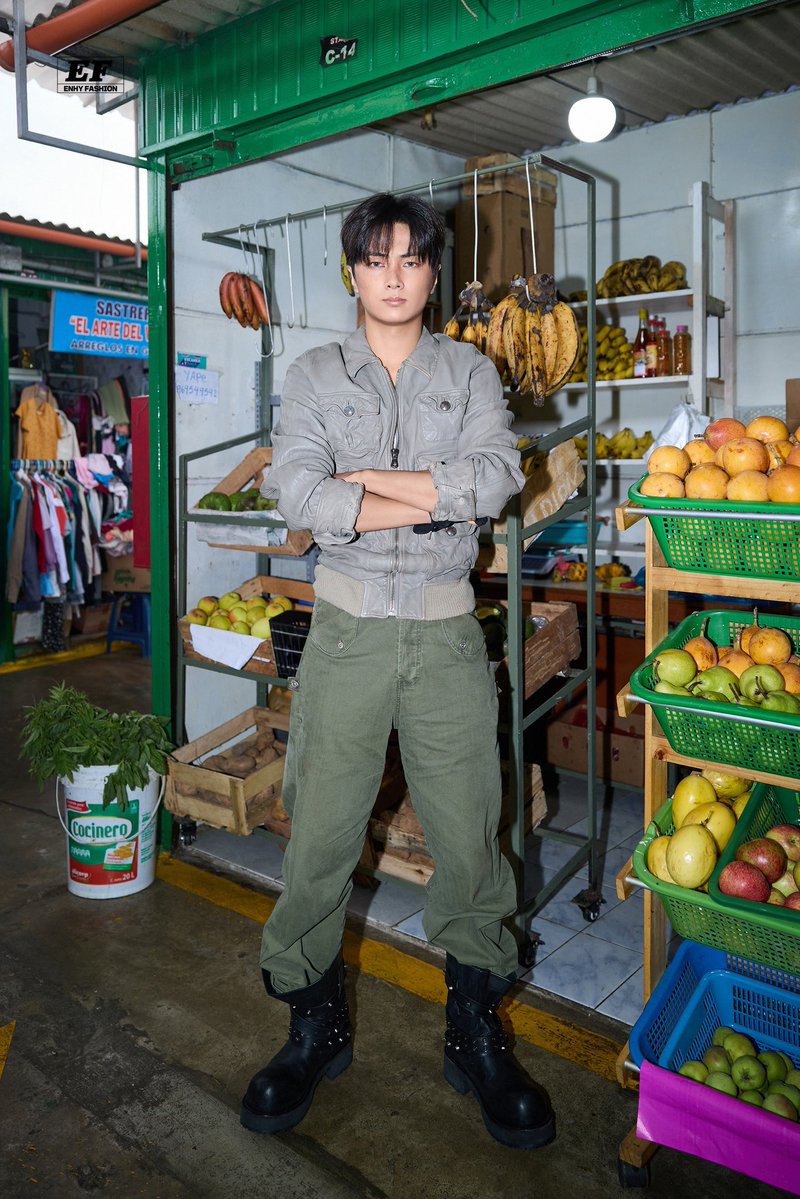 ridetosolarr's tweet photo. “siapa menurut kamu cowok tergantung di pasar ini?”
🗣️: JAYADI BUAH https://t.co/vQ9HPuBJMi
