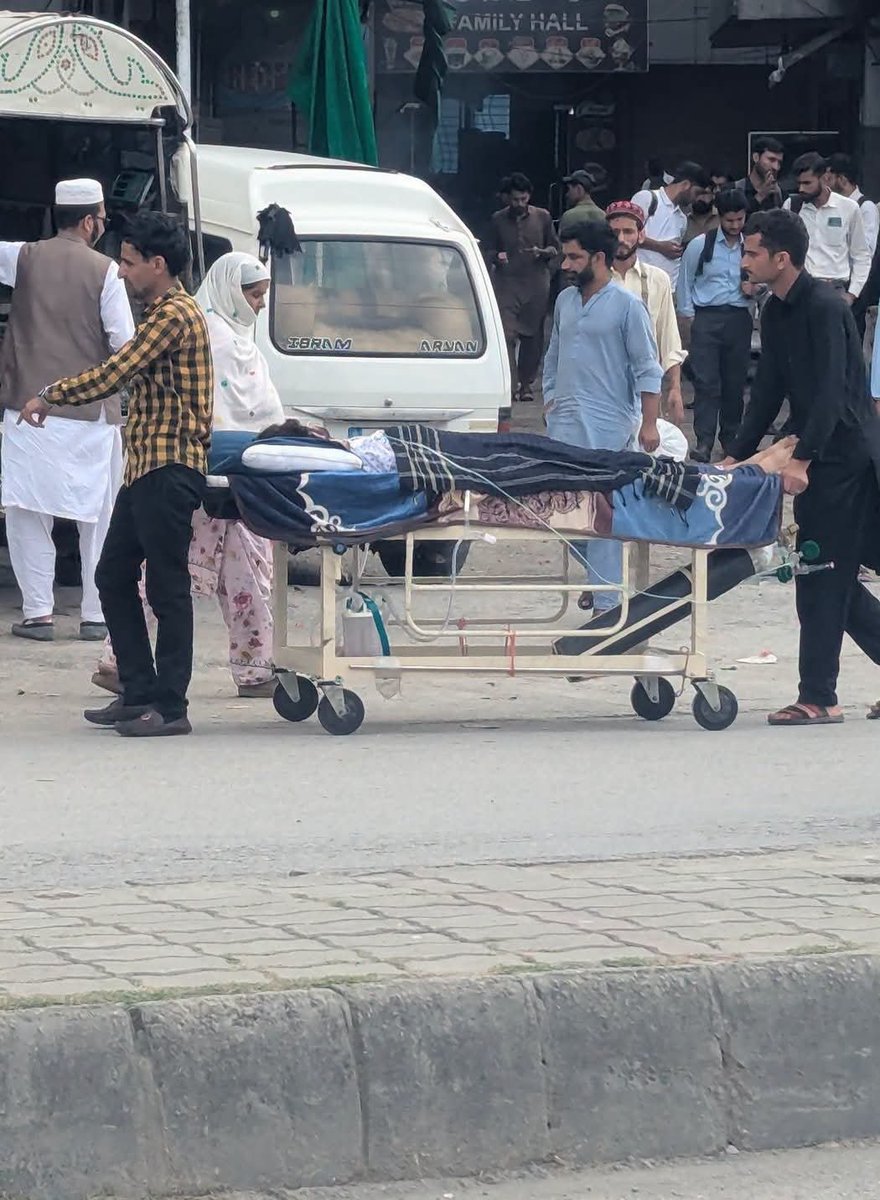 EKohee1's tweet photo. صحت کا انصاف آکسیجن سلنڈر سمیت سڑکوں پر رلنے لگا
ایوب ٹیچنگ ہسپتال کی ایم آر آئی مشین پچھلے دو ماہ سے پھر خراب پڑی ہے۔ جس کی وجہ سے ہسپتال میں آکسیجن پر زیرعلاج مریضوں کو ایم آر آئی کیلئے ہسپتال کے باہر سٹریچروں پر بھیجا جاتا  جو کہ ہسپتال انتظامیہ کی نااہلی کا منہ بولتا ثبوت ہے۔ https://t.co/wBeqAV4Uf8