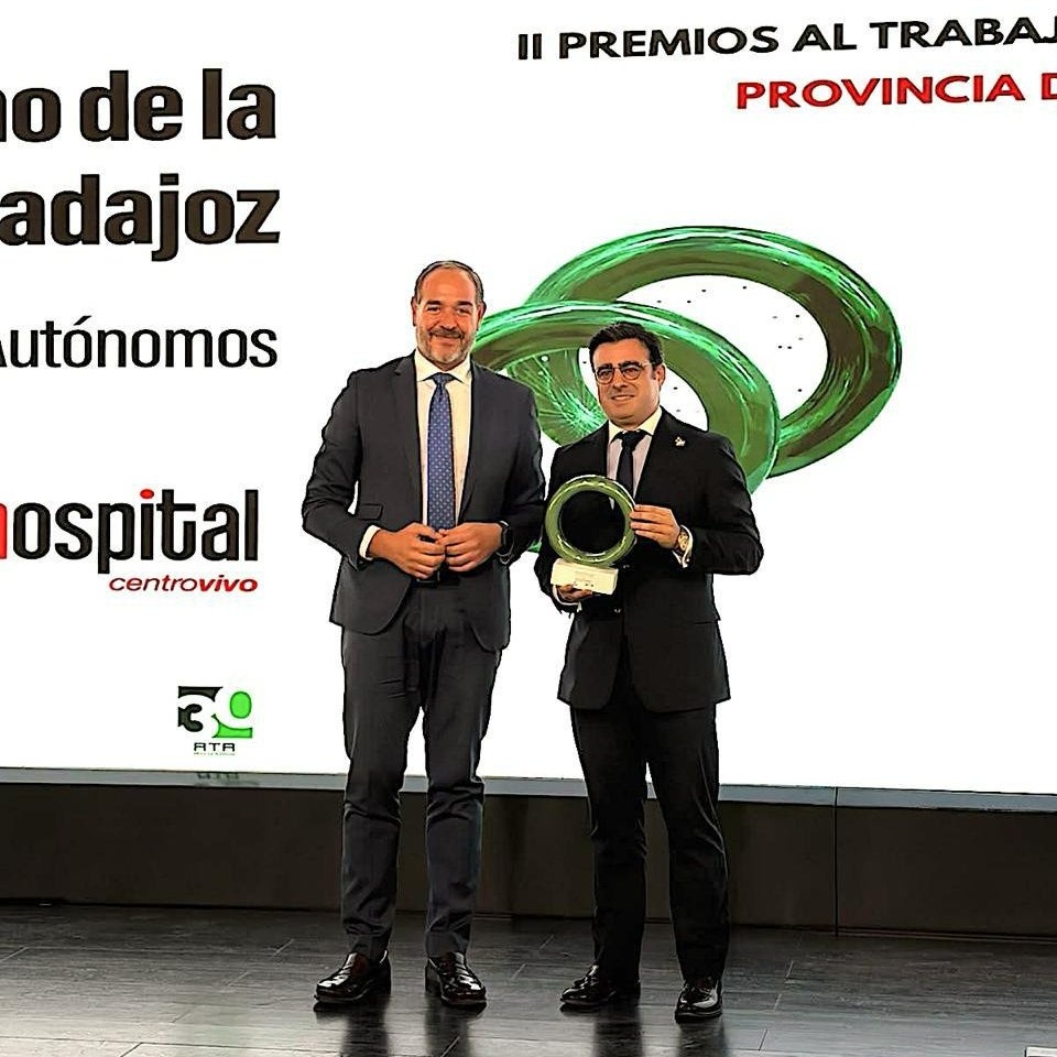 CIEMBadajoz's tweet photo. 🏆 Ayer, en la gala de @autonomosata, José Luis Iniesta recogió el Premio al Apoyo Institucional al Emprendimiento a CIEM.

Gracias a ATA por el reconocimiento, a @lorenzoamor_ata por su confianza desde nuestros primeros pasos y a @Candelaria_Carr por su impulso y compromiso 🤝 https://t.co/FeYTUIjWlP