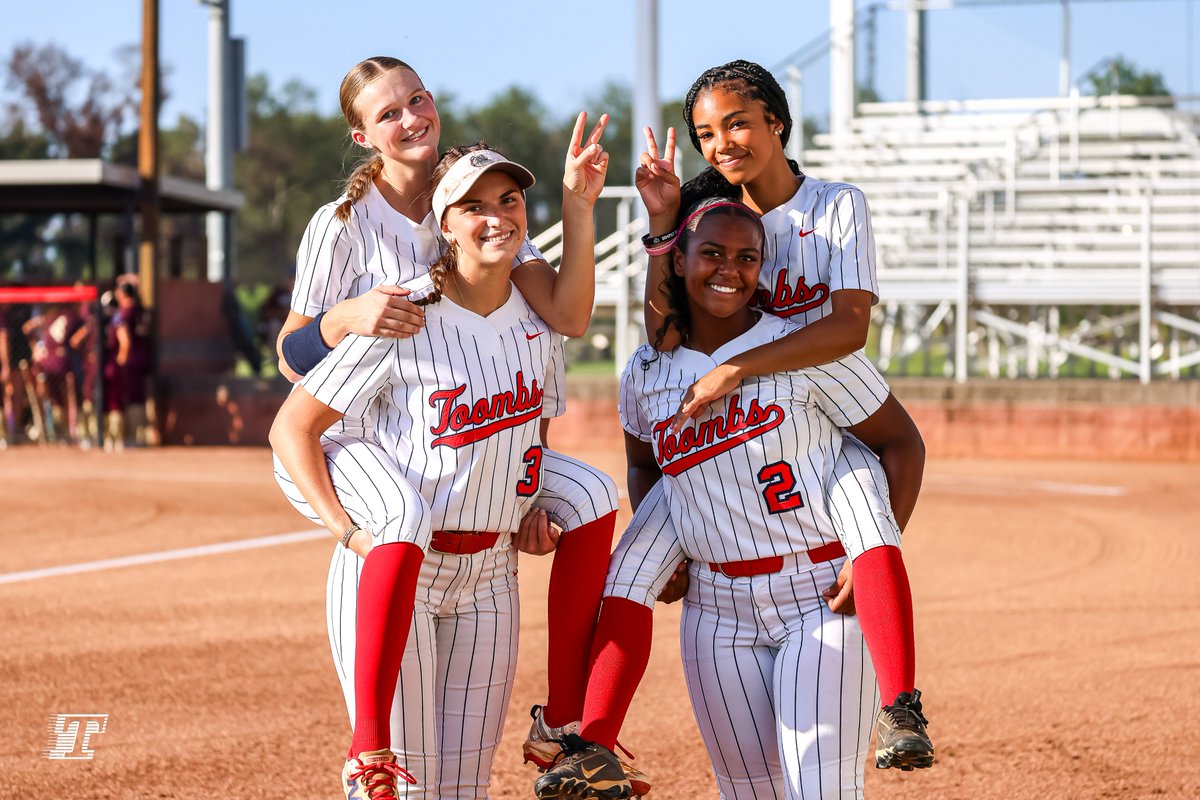 ToombsDogs's tweet photo. Toombs County Softball Update: We're all smiles as we roll into Thursday.

https://t.co/1X1p9WxX2J

Sponsored by Todd Padgett Housing Center

#GoDOGS #BeADOG #BAD https://t.co/UkxjhPWUMu