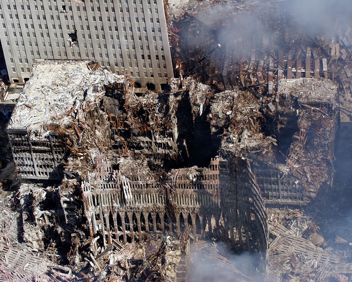 justicierope's tweet photo. 🇺🇸 | El 17 de septiembre de 2001, seis días después de los atentados, Eric J. Tilford sobrevoló Ground Zero para documentar lo que había quedado tras el colapso de las Torres Gemelas. Desde el aire, una inmensa montaña de acero retorcido ocupaba el lugar donde antes se alzaban las dos torres.

Tilford, Chief Photographer’s Mate de la Marina estadounidense, registró las consecuencias del colapso mientras las labores de rescate y recuperación ya estaban en marcha. Miles de personas habían llegado a Nueva York para participar en ellas, mientras continuaba la búsqueda de sobrevivientes entre los restos del complejo.

La operación de recuperación se prolongó durante nueve meses. Al finalizar, se habían retirado aproximadamente 1,8 millones de toneladas de material del World Trade Center.

Durante casi tres décadas, las Torres Gemelas habían dominado el horizonte de Nueva York. Ahora habían desaparecido, y bajo aquella montaña de ruinas todavía quedaban personas por encontrar.