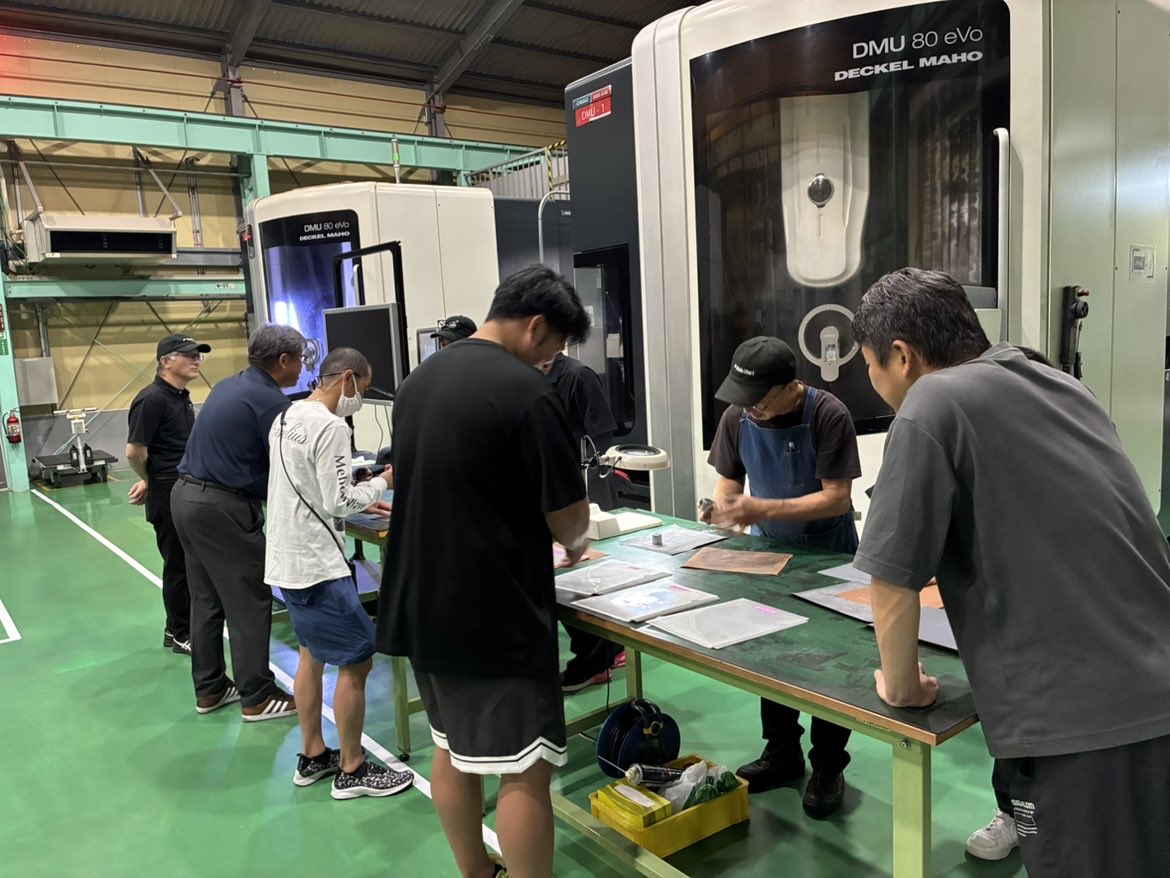 MakeStart2026's tweet photo. オープンファクトリー、初開催！

昨日、ゴルフラウンジONN様主催の「MUQU工場見学会」を初めて開催しました🌟
平日にもかかわらず、4名の方にお越しいただきました！

MUQU誕生の背景やものづくりへのこだわりをご紹介し、最後は「現代の名工」深見と一緒に金属を磨く体験も。

私たちは、ものづくりの現場そのものにも価値があると考えています🌟

これから月1回、工場をひらく。
技術や職人の魅力をもっと身近に感じてもらえるオープンファクトリーとして、地域のものづくりにも貢献していきます。

#MUQU #ゴルフラウンジONN #工場見学会 #ものづくり