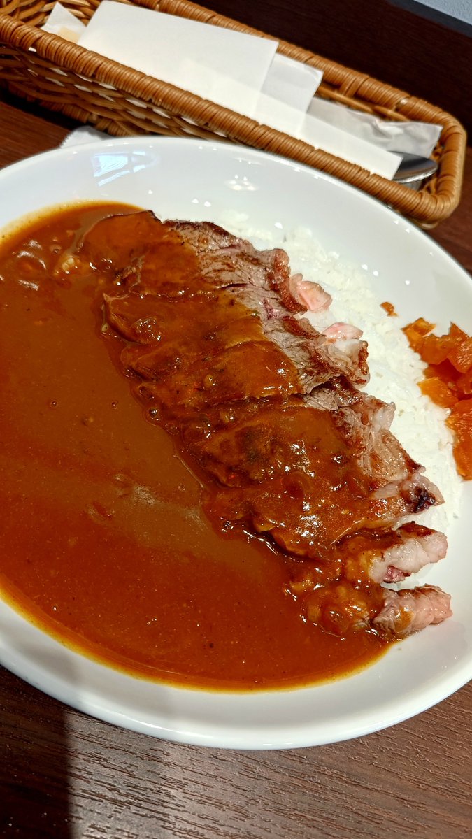 azuma0927's tweet photo. 今日は神戸に出張でした
記念にステーキカレー食べたけど￥3000円🍛 https://t.co/UsjGO4bdWm