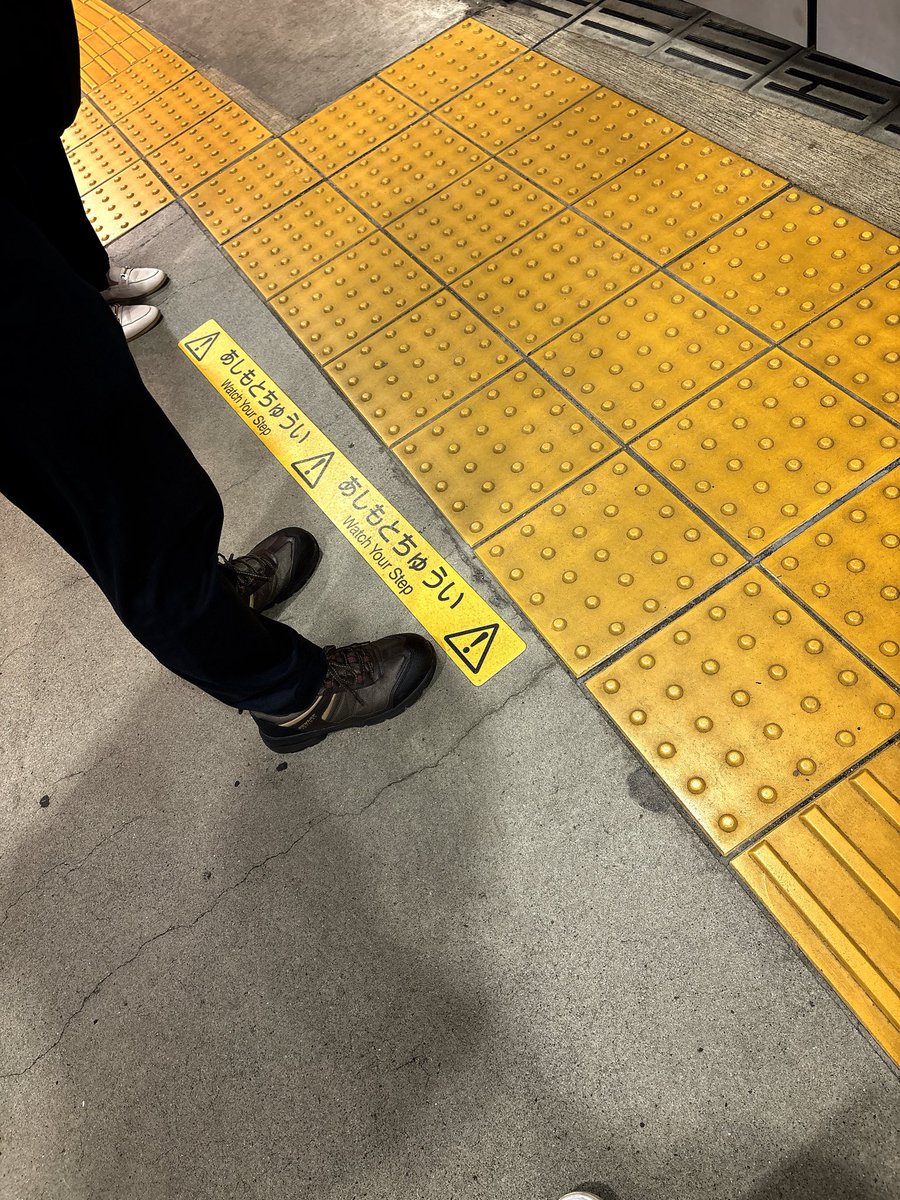 yasu5_na2's tweet photo. 東急さん…足元の表記変えませんか？
「あしもとにちゅうい」で電車を待つ人続出してるのいい加減気づいて欲しい。
降りる人にも、電車を正しい位置で待ってる人にも迷惑です。 https://t.co/SlOXPF5ORt