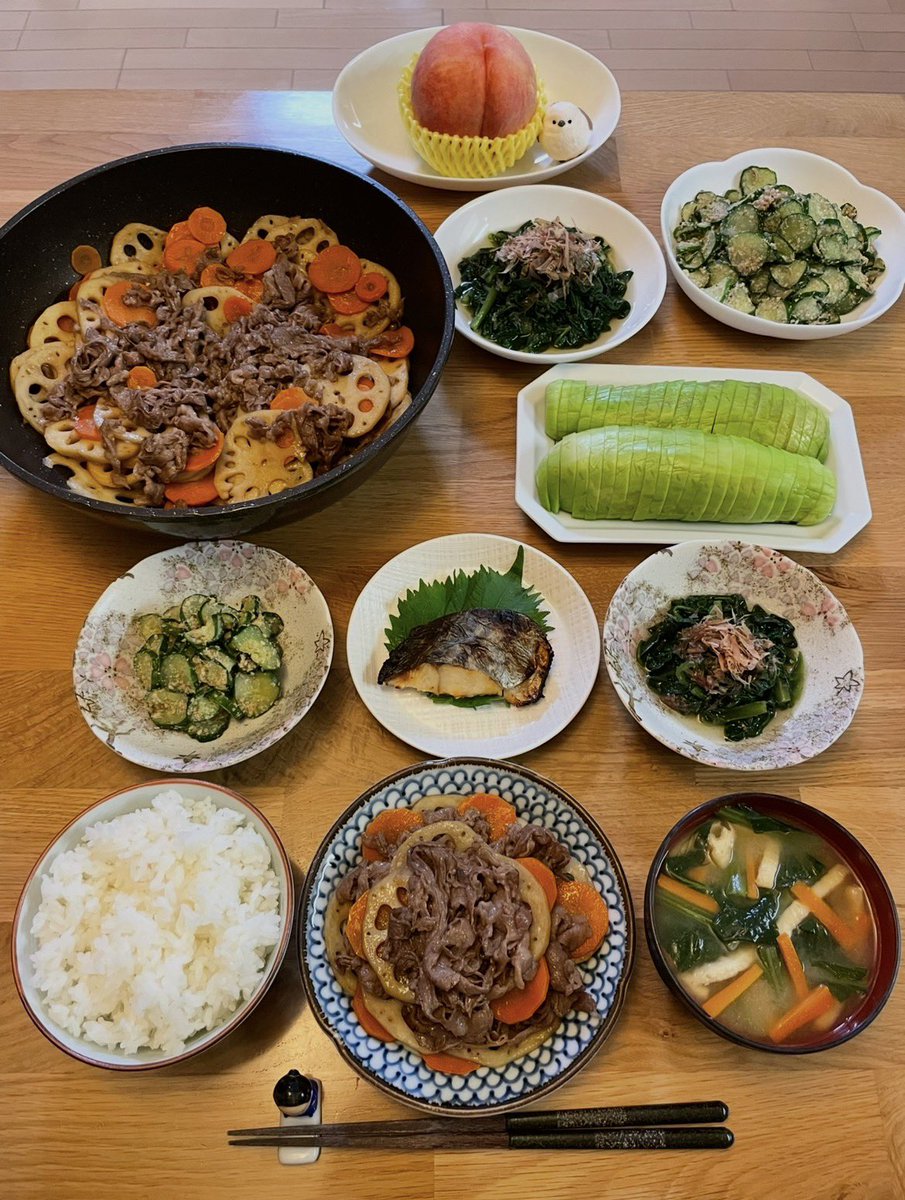 misaxyz's tweet photo. おかえり〜、台風🌀進路心配ね😊
今日は牛肉と蓮根の甘辛炒め！黒毛和牛の霜降り肉は米油でサッと炒め蓮根人参と一緒に甘辛く味付けた絶品の一品。さわら西京焼き、ウリ手作り浅漬け、ツルムラサキお浸し、ごま酢きゅうり、具だくさん味噌汁、桃🍑
手ぇ洗っといで、早よ食べよ🤗 https://t.co/zWdtDT8AtA