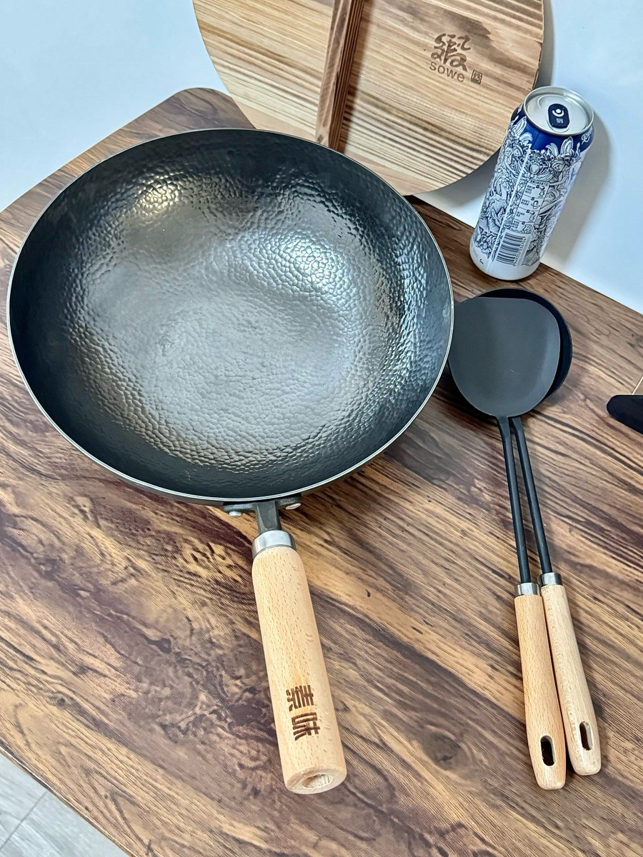 priml792821's tweet photo. After a year of cooking with store-bought tools, I finally got my grandma’s old wooden wok today. The smoky stir-fry I made tonight tastes like home—small joys hit different. https://t.co/c28SOlpzUc