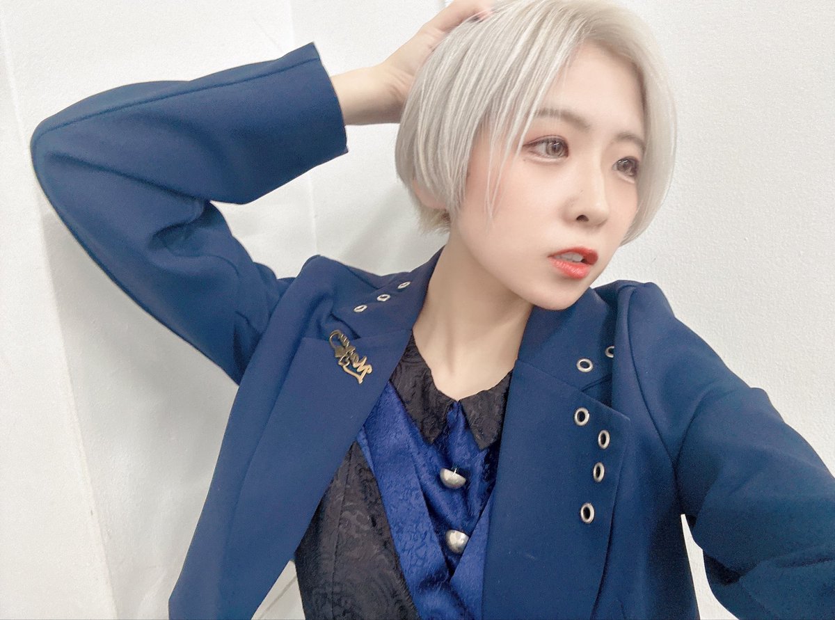 Maru_FandL's tweet photo. 「そのここ mini Vol.07」ありがとうございました‼︎
3日空いただけなのにみんなの顔が愛おしくてたまらなかったです♡

髪の毛もキレイに染め直して気分⤴︎⤴︎
当たり前に白に戻るけど、他に似合う髪色あるのかなぁ〜？ https://t.co/H82iNZ8pIy