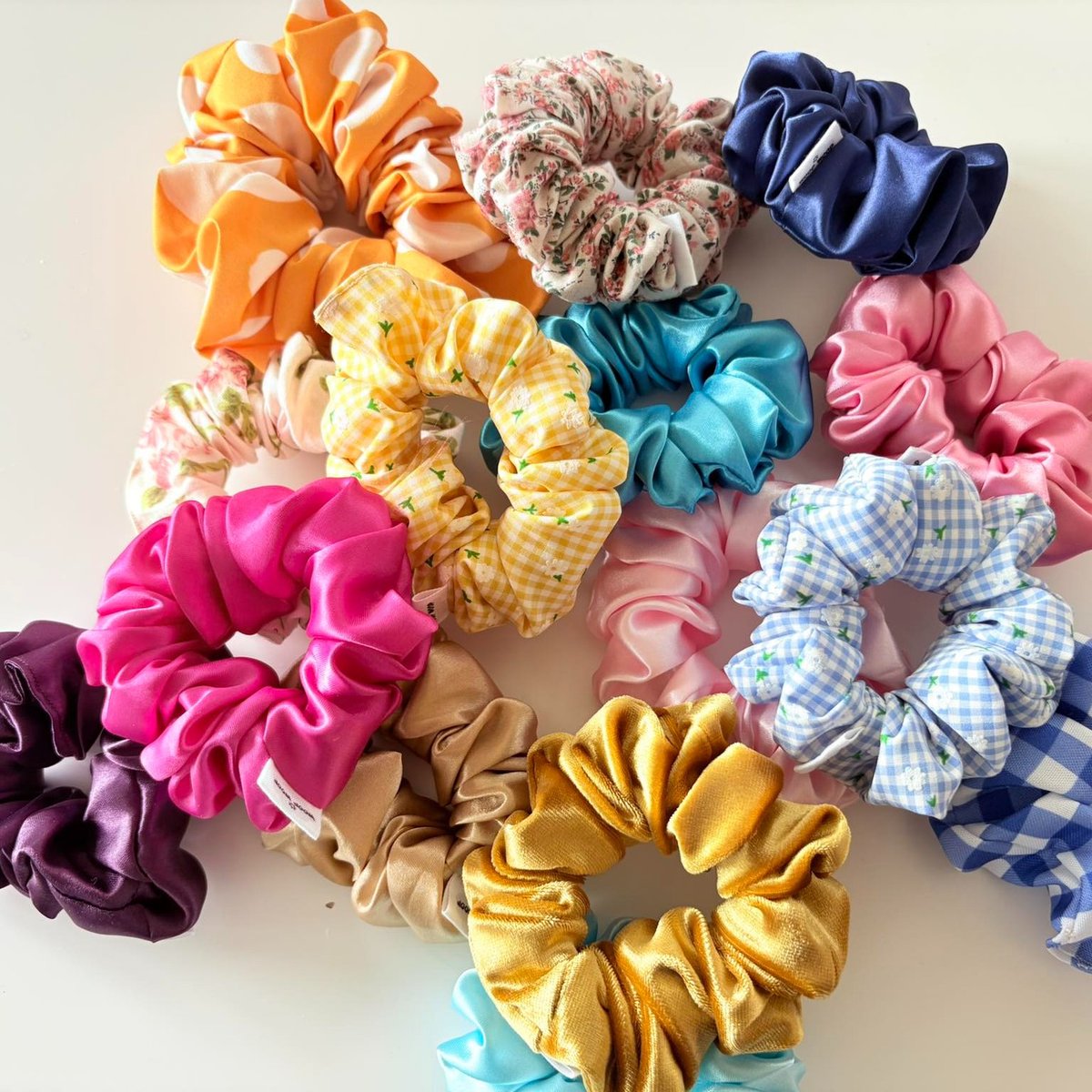 WendyBosques's tweet photo. Scrunchies – a wide selection – 3 sizes – ] https://t.co/BJb8Cx3Dij