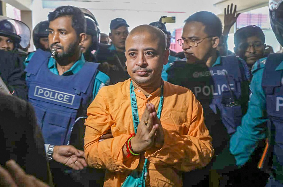 HinduUnityBD's tweet photo. Chinmoy Prabhu’s mother sold all her jewellery to fight his court cases.

He did not go to jail for himself. He went for the Hindus of Bangladesh. 

In West Bengal, BJP used his name, did politics, and came to power. And Chinmoy Prabhu is still behind bars. https://t.co/O42N7qQTjA
