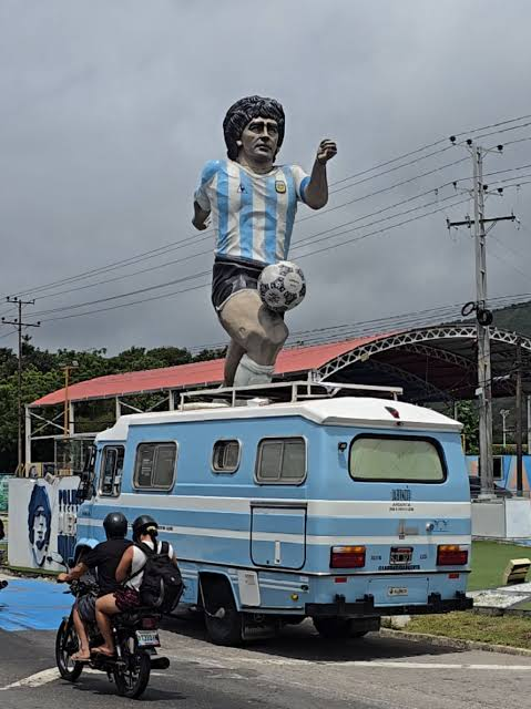 ARTK2047's tweet photo. En Venezuela tenemos un Maradona gigante, pero de los campeones mundiales tenemos que generar un monumento con IA https://t.co/ODLOOtEvM2