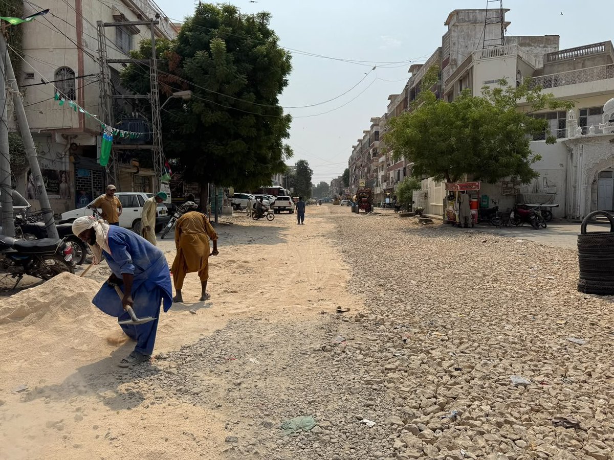 RubinaWari73728's tweet photo. میئر حیدرآباد @KashifShoroPPP کی ہدایت اور ��یدہ @humia_naqvi کی نگرانی میں #PS63، UC-112 میں فرحان ڈیری سے عائشہ پارک تک اسفالٹ روڈ کی تعمیر تیزی سے جاری ہے۔بہتر آمد و رفت اور شہری سہولت کے لیے معیاری سڑک کی تعمیر کا عمل جاری ہے۔
#MayorHyderabad #UC112 #HyderabadDevelopment https://t.co/uTsewzCxKV